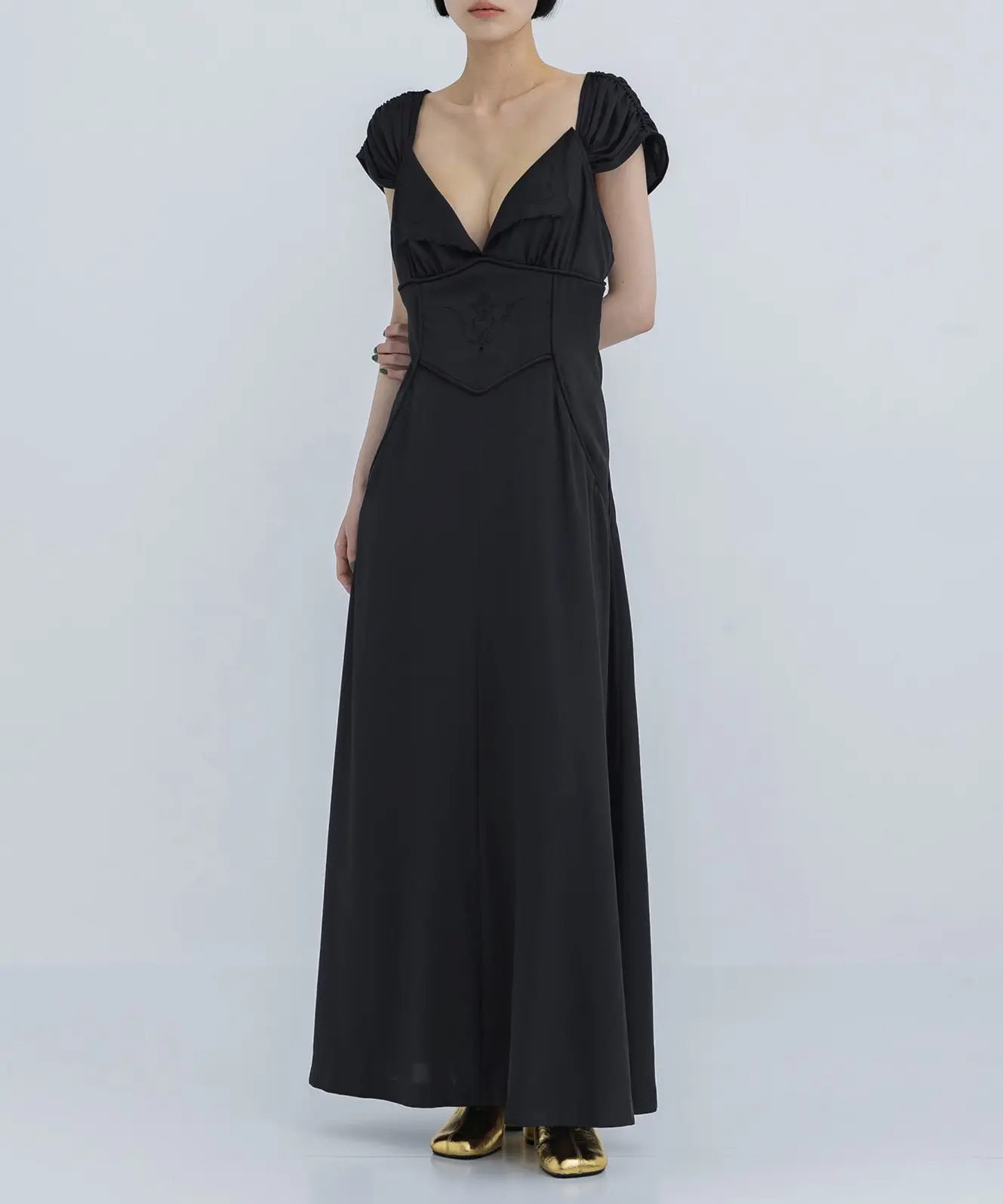 EMBROIDERED V-NECK MIDI DRESS(約8万円)