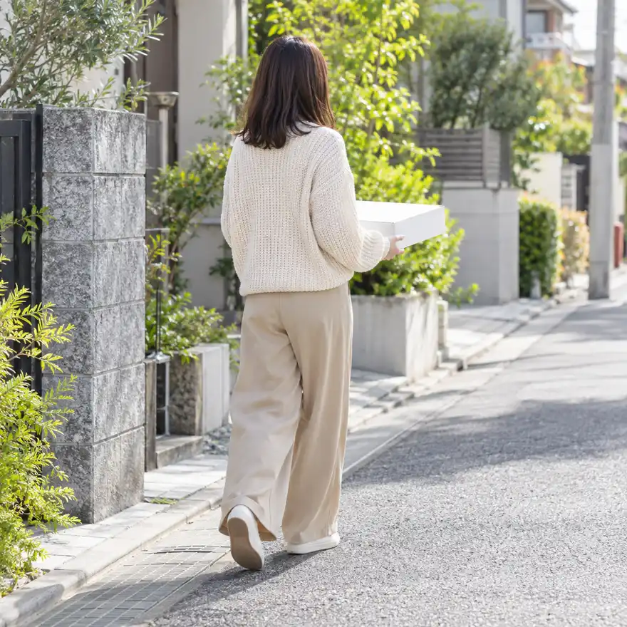 梱包した箱を返却のために持ち出す場面のイメージ